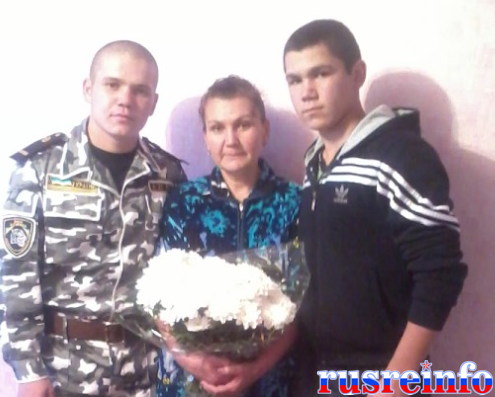  Nazim (G) et Alim (D) Eneliev en compagnie de leur mère
